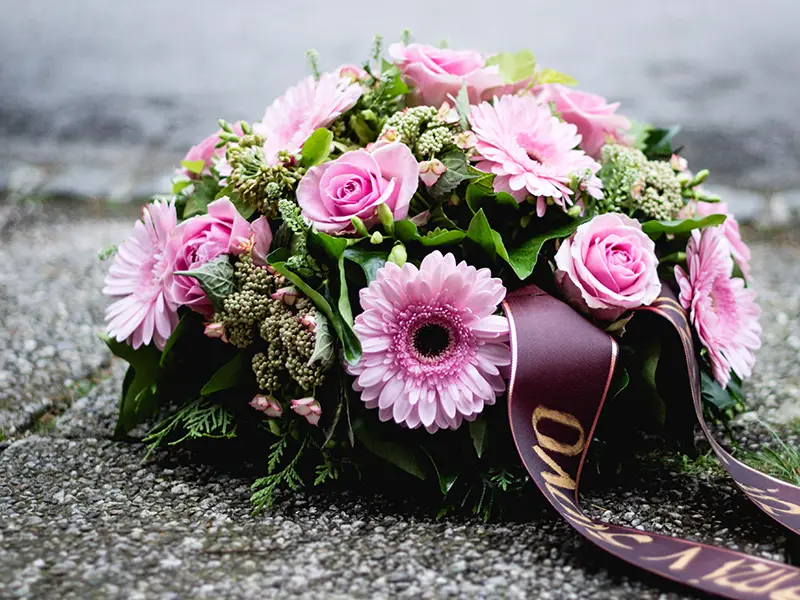 Fleurs naturelles et fleurs en soie