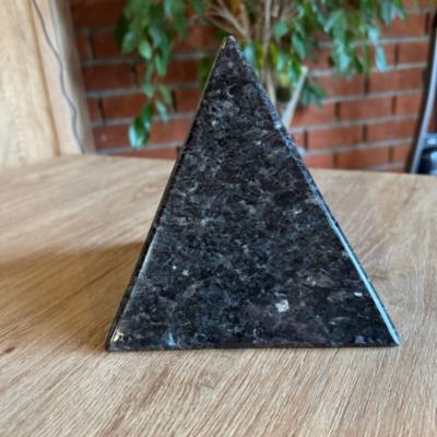 Pyramide en granit - reliquaire 125€