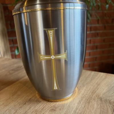 Urne d'apparat en métal 145€