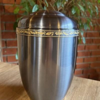Urne d'apparat en métal 160€