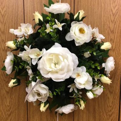 Coussin de fleurs artificielles 30€