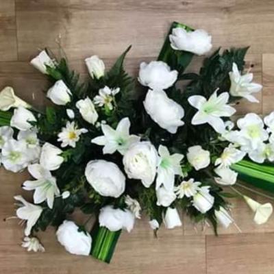 Coussin de fleurs artificielles 50€