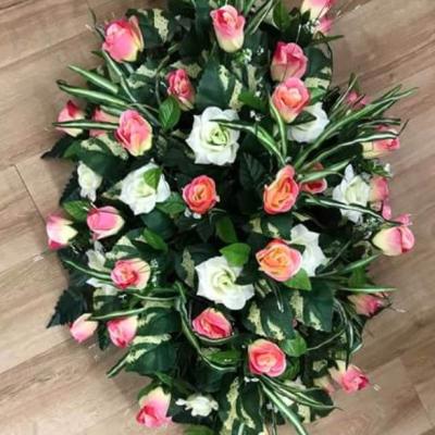 Coussin de fleurs artificielles 75€