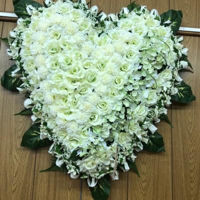 Coussin de fleurs artificielles 175€