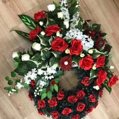 Coussin de fleurs artificielles 175€