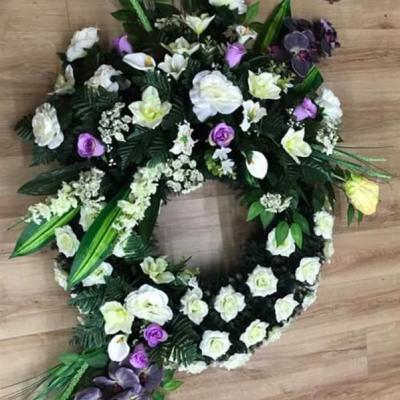 Coussin de fleurs artificielles 215€